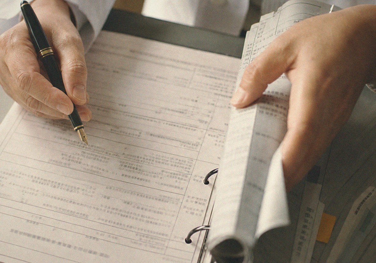 診療報酬の書類を確認する医師
